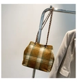 Gros plan d'un sac à bandoulière vintage à carreaux avec texture en laine et chaîne - Carreaux Marron Foncé