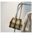 Détail du sac bandoulière vintage à carreaux avec chaîne dorée et texture en tweed - Plaid Vert