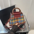 Bolso de mano retro a cuadros multicolor con ribete de cuero rojo y asa redonda - Rojo