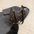 Trendige Hobo-Tasche mit Leopardenmuster, schwarzem Griff und goldenen Metallakzenten - Schwarz