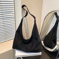 Minimalist black suede tote bag with wide strap and magnetic closure in vintage style - Black