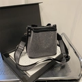 Schwarze Mini-Eimertasche mit silbernen Strasssteinen und gewebtem breitem Schultergurt - Silber