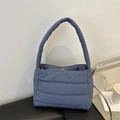 Bolso de hombro acolchado chic en azul niebla con asa acolchada y diseño cuadrado elegante - Azul Denim