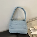 Bolso de hombro acolchado azul claro con costuras blancas y asa suave acolchada - Azul Lago