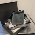 Funkelnde schwarze Eimertasche mit silbernen Strasssteinen und breitem Chevron-Gurt - Bunt