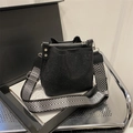 Modische schwarze Strass-Beuteltasche mit trendigem breitem Fischgräten-Schultergurt - Schwarz