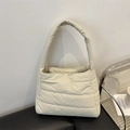 Bolso de hombro acolchado beige estilo puffer con asa acolchada para el invierno - Blanco Roto