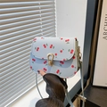 Borsa a tracolla blu con stampa a ciliegie e fibbia a U dorata in stile lifestyle - Blu