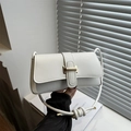 Weiße minimalistische Schultertasche aus Kunstleder mit goldener Schnalle und Knotengurt - Weiß