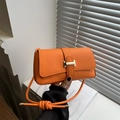 Orangefarbene Schultertasche aus mattem Leder mit Goldschnalle und geknotetem Riemen - Orange