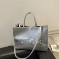 Borsa tote argento metallizzato con scritte a rilievo e tracolla rimovibile alla moda - Argento