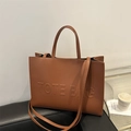 Borsa tote in pelle marrone caramello con goffratura e tracolla staccabile - Marrone