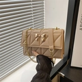 Borsa a tracolla trapuntata albicocca con fiocco dorato e catena per donna elegante - Cachi