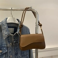 Borsa sottobraccio marrone con patta a onde e dettaglio tracolla annodata - Marrone