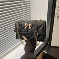 Sac bandoulière noir matelassé avec fermoir papillon doré et bandoulière chaîne - Noir