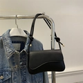 Borsa sottobraccio nera opaca in similpelle con patta ondulata e tracolla con nodo - Nero