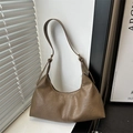 Bolso de hombro marrón tipo media luna con textura plisada y correa ajustable - Caqui