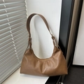 Bolso de hombro retro marrón con textura de cuero granulado y correa ajustable - Marrón