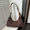 Bolso hobo media luna de ante marrón oscuro con correa ajustable y luz suave - Ante Café
