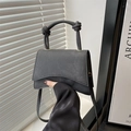 Mini borsa nera a tracolla con dettaglio nodo sul manico e finitura in pelle opaca - Nero