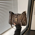 Borsa a tracolla leopardata chic con chiusura a scatto dorata e tracolla a catena - Marrone