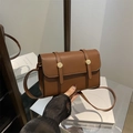 Borsa a tracolla in pelle marrone con patta e dettagli in fibbia dorata - Marrone