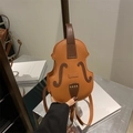 Mochila con forma de violín en cuero naranja y marrón con costuras de cuerdas de violín - Marrón