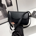 Borsa a spalla minimalista in pelle PU nera con patta ondulata e dettagli dorati - Nero