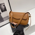 Borsa a tracolla minimalista in ecopelle marrone con patta a onde e dettagli dorati - Marrone
