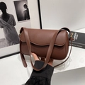 Borsa a tracolla minimalista in pelle PU marrone con tracolla regolabile e patta - Marrone