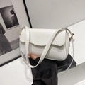 Elegante borsa a tracolla bianca minimalista con patta ondulata e chiusura dorata - Bianco