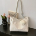 Bolso tote blanco de piel sintética con cadena plateada y lindo colgante de peluche - Con Colgante / Blanco Roto