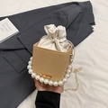Beigefarbene gewebte Beuteltasche mit elegantem Perlengriff und goldener Schulterkette - Khaki