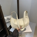Bolso bandolera blanco de media luna en piel sintética con textura y hebilla dorada - Blanco
