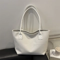 Bolso tote de cuero trenzado blanco con diseño espacioso y correas de hombro dobles resistentes - Blanco