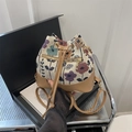 Zaino in tappezzeria floreale con finiture in pelle kaki e dettagli con cerniera oro - Cachi