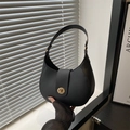 Bolso hobo minimalista de cuero negro mate con cierre dorado y correa de hombro ancha - Negro
