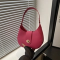 Bolso baguette magenta con cierre dorado de metal y textura de cuero para mujer chic - rosa intenso