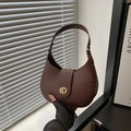 Bolso de hombro de cuero marrón con cierre circular de metal dorado y acabado mate - Marrón