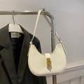 Bolso de hombro media luna blanco minimalista con elegante cierre dorado redondo - Blanco