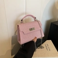 Bolso de mano rosa con lentejuelas, correa de cadena plateada y diseño elegante - Rosa