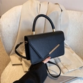 Bolso de mano cuadrado minimalista negro textura lichi con detalles dorados y correa - Negro