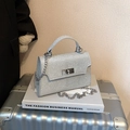 Elegante bolso cuadrado plateado con purpurina, correa de cadena y cierre giratorio de metal - Plateado