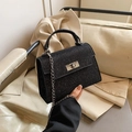 Bolso de mano negro brillante para mujer con cierre de metal plateado y cadena - Negro