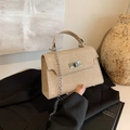 Bolso bandolera de lentejuelas color champán con cadena plateada y cierre metálico - Dorado