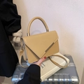 Bolso bandolera de cuero beige con adornos dorados elegantes y asa superior clásica - Caqui