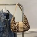 Borsa a spalla hobo leopardata con manico in pelle marrone e fibbia dorata - Cachi