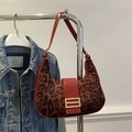 Borsa hobo con stampa leopardata rossa e nera e fibbia in metallo dorato lucido - Rosso