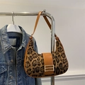 Borsa sottobraccio con stampa leopardata, tracolla in pelle marrone e fibbia dorata - Marrone