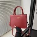 Petit sac à main carré en similicuir rouge avec texte doré et bandoulière amovible - Rouge